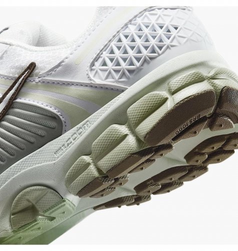Кросівки жіночі Nike Zoom Vomero 5 (FJ2028-103)