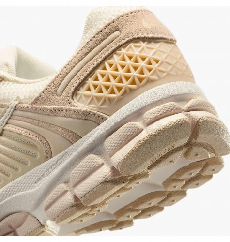 Кросівки жіночі Nike Zoom Vomero 5 (HQ0458-200)