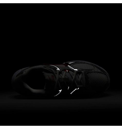 Кросівки жіночі Nike V5 Rnr (HQ7901-100)